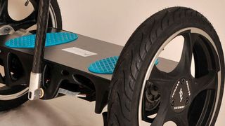 Der erste voll funktionsfähige 3D-gedruckte Prototyp des selbstbalancierenden Scooters verfügt über einen 3D-gedruckten Rahmen sowie eine Plattform aus robustem Nylon6-Material von Stratasys (Stratasys)
