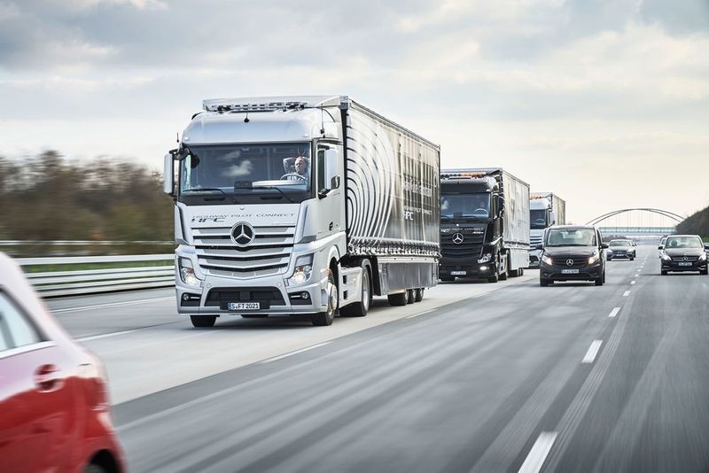 Das Fahren übernimmt ein komplexes Netzwerk aus Kameras und Sensoren, das alle äußeren Einflüsse registriert und in die entsprechenden Reaktionen übersetzt. (Foto: Daimler)