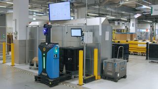 Interoperabilität in der Praxis: Moderne Leitstände orchestrieren herstellerübergreifende Flotten und integrieren autonome Transportmittel nahtlos in den digitalen Materialfluss. (Bild: Synaos)