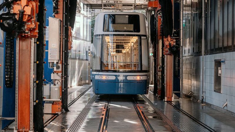 Zur Wäsche wird die Tram in der Waschhalle geparkt. Die vier Waschwagen fahren rechts und links am Fahrzeug entlang.(Bild:  Mitsubishi Electric)