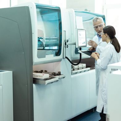 Rys. 1: W laboratorium gromadzi się ogromna ilość danych. Ważne jest, aby dane te były przekazywane między urządzeniami laboratoryjnymi a systemami. W tym celu potrzebne są odpowiednie interfejsy. (Ilustracja poglądowa) (Zdjęcie: ©Viacheslav Yakobchuk – stock.adobe.com)
