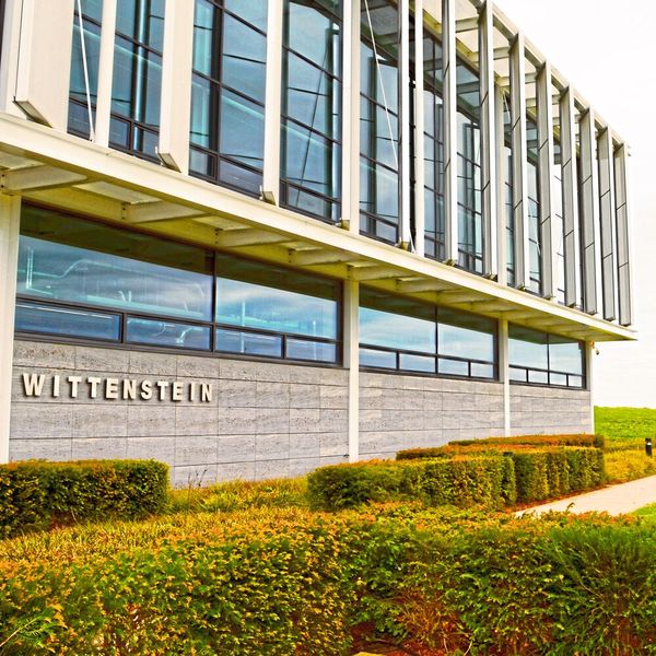 Die mechatronischen Antriebssysteme von Wittenstein sind bekannz. Mit den Ansätzen von Industrie 4.0 und dem Einsatz von KI will man weiterhin flexibel und effizient bleiben. (Bild: Julia Baier)
