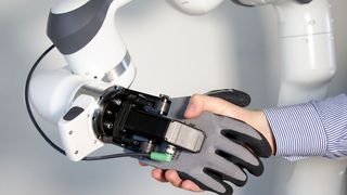 Nicht zu weich und nicht zu hart: Der Händedruck des Pandas ist nicht nur einstellbar, sondern vor allem sehr gefühlvoll. (GermanRobotics)