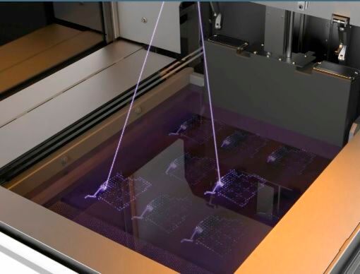 Bei der Stereolithographie (SLA) wird lichtempfindliches Polymerharz per UV-Laser punktuell bestrahlt. Es härtet an diesen Stellen aus. So entsteht additiv ein festes Kunststoffteil. Das Verfahren ist auch bei Speedpart etabliert. Hier wird erklärt, was man damit alles machen kann ...(Bild:  Protomaker)