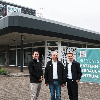 Freuen sich über die Erweiterung des Hauptsitzes (von links): GW-Verkaufsleiter Jannik Herrchen, Autohaus-Chef Jürgen Mattern und Verkaufsleiter Marius Mattern.  (Bild: Auto Mattern)