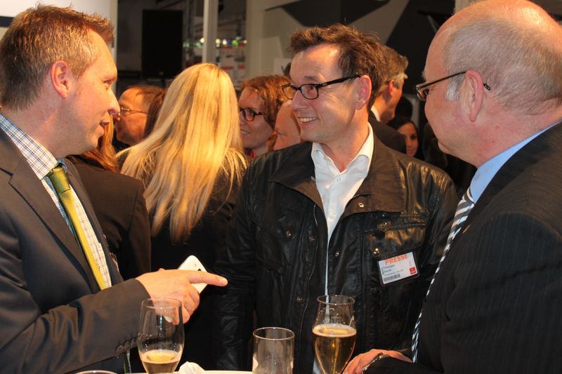 Am Dienstagabend wurde bei der Vogel Business Media am Messe-Stand in Halle 9 traditionell auf eine erfolgreiche Hannover Messe 2014 angestoßen. Gute Gespräche und Live-Musik von der Band „Famos“ sorgten bei den zahlreichen Standpartygästen für eine ausgelassene Stimmung. (Siegl/Vogel Business Media)