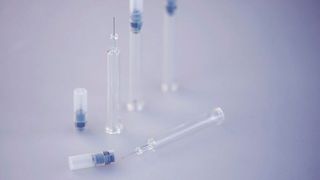 Im Vergleich zu Glasspritzen können die staked-needle-syringes aus Kunststoff direkt der anschließenden Befüllung mit dem jeweiligen Medikament zugeführt werden.  (Bild: Zahoransky)