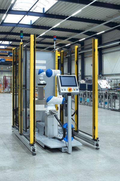 Die flexible End-of-Line-Anlage kann übrigens auch inklusive Schutzzaun einfach hin und her gefahren werden. (Bild: Segbert)