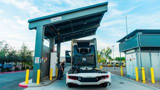 Der Truck „Nikola Tre Fcev“ an einer Wasserstoff-Tankstelle in den USA. (Bild: Autoren-Union Mobilität/Iveco)