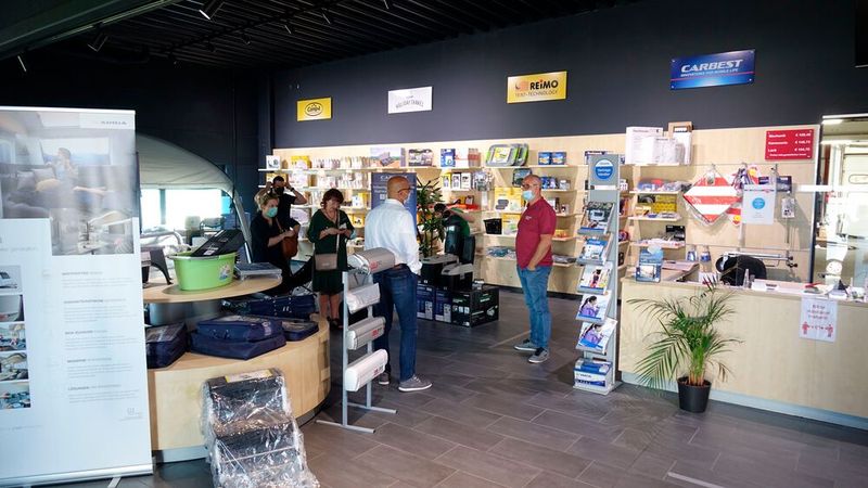 In seinem großzügigen Shop bleiben keine Wünsche offen, auch nicht der nach ... (Bild: Rosenow/»kfz-betrieb«)