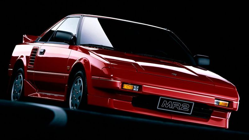  40 Jahre Toyota MR2 – Meistverkaufter japanischer Mittelmotorsportwagen, gezeichnet in Keilform und mit Klappscheinwerfern. (Bild: Toyota)