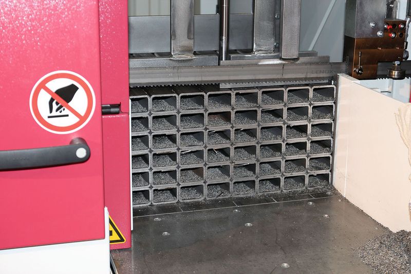 Auch bei Vierkant-Profilen, sorgt die Möglichkeit im Paket zu sägen für Zeitersparnis. (Bild: Königsreuther)
