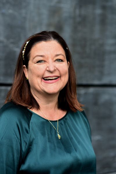 Diversifikation meets Crossmarketing! „Umfangreiche Kundenbasis? Umfangreiche Möglichkeiten sein Geschäftsfeld zu erweitern! Zum Beispiel kümmert sich Uber um die Mobilität von Personen, die schnell und bequem von A und B kommen wollen. Die gleiche Zielgruppe möchte genauso schnell und bequem ihr Essen nach Hause geliefert bekommen. Die Lösung: „Ubereats“ als Lieferdienst für Essen – ein praktisches Beispiel für Diversifikation und Nutzung der eignen Kernkompetenzen, sowie Ressourcen! Kunden die mit Uber fahren bekommen Gutscheine für Ubereats und umgekehrt. So funktioniert Crossmarketing heute! Ein Trend, dem wir in Zukunft noch öfter begegnen werden.“   Sandra Schubert, Verkäuferin, Rednerin und Trainerin (Bild: Sandra Schubert)