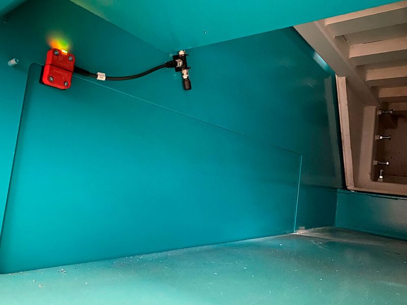 Die berührungslosen Sicherheitssensoren SRF von Bernstein überprüfen, ob die Wartungsklappen ordnungsgemäß verschlossen sind. Stellt der SRF fest, dass dies nicht der Fall ist, wird die Anlage sofort außer Betrieb genommen. (Bild: Bernstein)