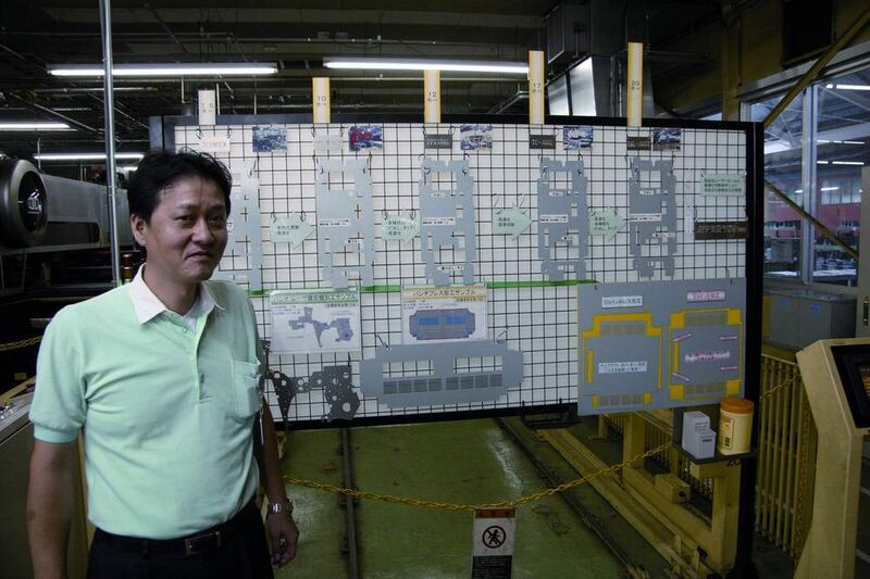 Yoshinobu Yamashina, Produktionsmanager in der OKI-Tomioka-EMS-Anlage, zeigt, wie die Produktionskapazitäten für die Blechbearbeitung verbessert wurden. Durch den Einsatz der neuen Amada-Maschine EML können 20 anstatt 17 Teile pro Stunde hergestellt werden. (Archiv: Vogel Business Media)