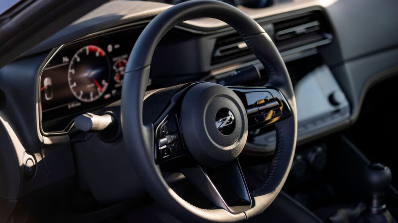 Der Fahrer greift in ein Dreispeichen-Lenkrad mit zahlreichen Bedienknöpfen. (Bild:  Auto-Medienportal.Net)