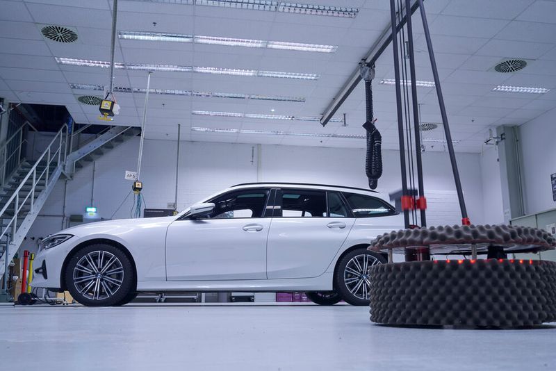 Sobald eine Ent- oder Verriegelung erkannt und von der Fahrzeugelektronik übertragen wird, führt der im Roboter verbaute Lidar-Scanner eine Abstandsmessung zwischen Schlüssel und Fahrzeug durch. Auch das gesamte Umfeld des Fahrzeugs wird erkannt und vermessen.  (Bild: BMW)