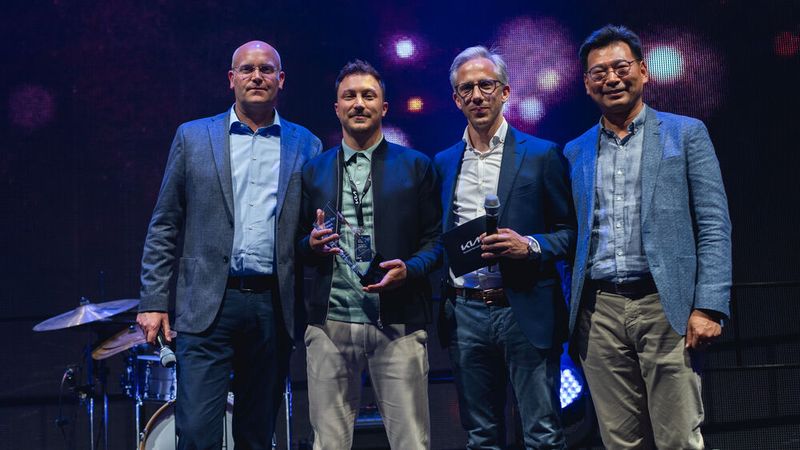 v.l.: Thomas Djuren, Geschäftsführer Kia Deutschland, Christopher Neidig, Autohaus Christmann GmbH, Miguel Zas, Direktor Händlernetzentwicklung und Kundenqualität Kia Deutschland, Jong Kook Lee, CEO und Präsident Kia Deutschland.  (Bild: Kia)