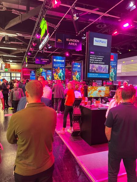 Bereit am frühen Vormittag waren die Hallen auf der it-sa voll. Die Aussteller waren unisono begeistert von der Stimmung und der Vielzahl interessierter Besucher. (Bild: Vogel IT-Medien)