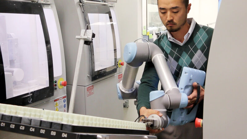 Automatisierungsingenieur Daniel Phee nutzt eine Kombination aus Skript und „Teachverfahren“, um die UR5-Anwendung zu programmieren. (Bild: Universal Robots)
