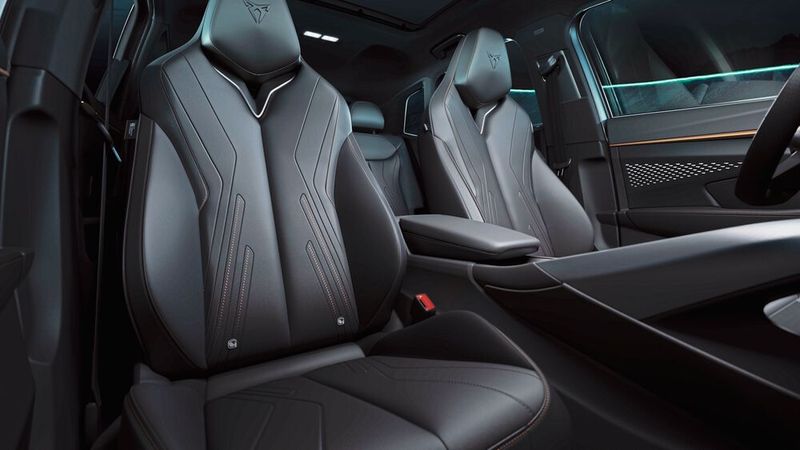 Die Sitze sind sportlich geschnitten. (Bild: Seat)