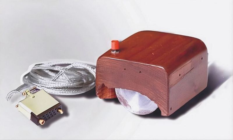 Die erste Maus:  Der Prototyp des noch heute weit verbreiteten Standard-Eingabegeräts für Computer wurde 1963 von Bill English nach Skizzen Douglas Engelbarts gebaut. (Bild: SRI Computer Mouse / CC BY-SA / Wikimedia Commons)