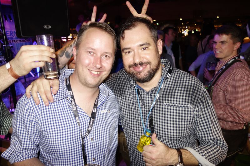 Tech Data Kollegen feiern durch die Nacht, Stefan Knobl und Lluis Bou. (Vogel IT-Medien)