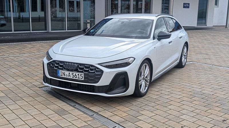 Äußerlich grenzt sich der Audi A5 zum Vorgänger A4 ein Stück weit ab. (Bild: Mauritz – VCG)