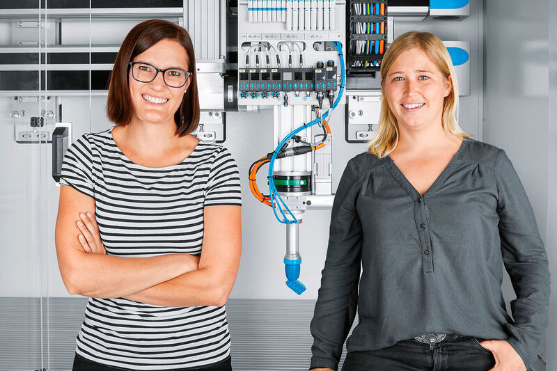 Den Adaptiven Formgreifer DHEF vom bionischen Prototypen zum Katalogprodukt weiterentwickelt: Dafür stehen die beiden Festo Mitarbeiterinnen Stefanie Seiler (Produktmanagement) und Nenja Rieskamp (Produktentwicklung).  (Festo AG & Co. KG)