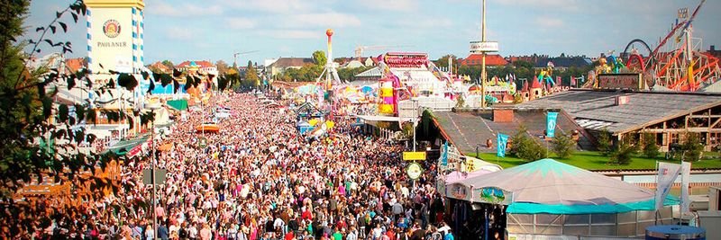 Jubel, Trubel und Gedränge – neben Taschendieben machen auch immer mehr Cyberkriminelle auf großen Veranstaltungen wie dem Münchner Oktoberfest ihr „Geschäft“. Jubel, Trubel und Gedränge – neben Taschendieben machen auch immer mehr Cyberkriminelle auf großen Veranstaltungen wie dem Münchner Oktoberfest ihr „Geschäft“.