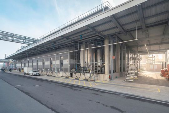 Blick auf die neue, auf Nachhaltigkeit getrimmte, Lackproduktion von BASF Coatings in Münster, die jetzt ihre Arbeit aufgenommen hat. Lesen Sie hier, warum man sich dafür entschieden hat ...(Bild:  BASF)