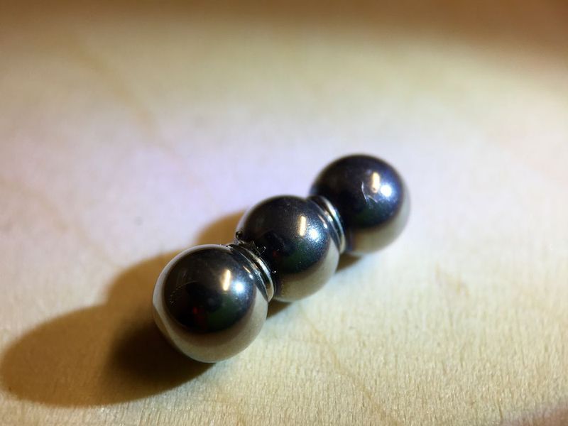 Beispiel für die L3 go-Möglichkeit auch mehrere Rastkugeln übereinander zu platzieren. Das klappt bei BMW in Dingolfing auch automatisiert. (BMW)