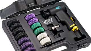 Die unterschiedlich abrasiven Bürstenkörper sind farbig gekennzeichnet. (Hazet/Thomas Stickdorn)