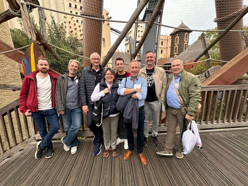 (v. l.) Joram Thylmann und Bernd Ramgeus (Dassys), Michael Seebach (comTeam), Cordula und Thomas Domke (S.A.C. NET), Phillip Krieger & René Claus (Enginsight), und Carol Kleu (ANC Systemhaus) trauen sich auch gleich. (Bild: Vogel IT-Medien GmbH)