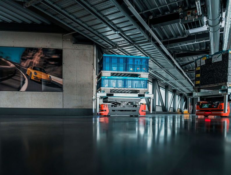 Auch dieser Schnappschuss zeigt ein FTF bei Porsche, wie es über den MHP Fleetexecuter gesteuert, Material in Zuffenhausen zu einem Zielort bringt. (Bild: MHP)