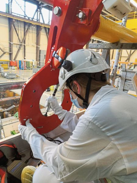 Vorbereiten einer metallografischen Prüfung an Schwerlast-Hebezeug.  (Bild: Swiss Safety Center)