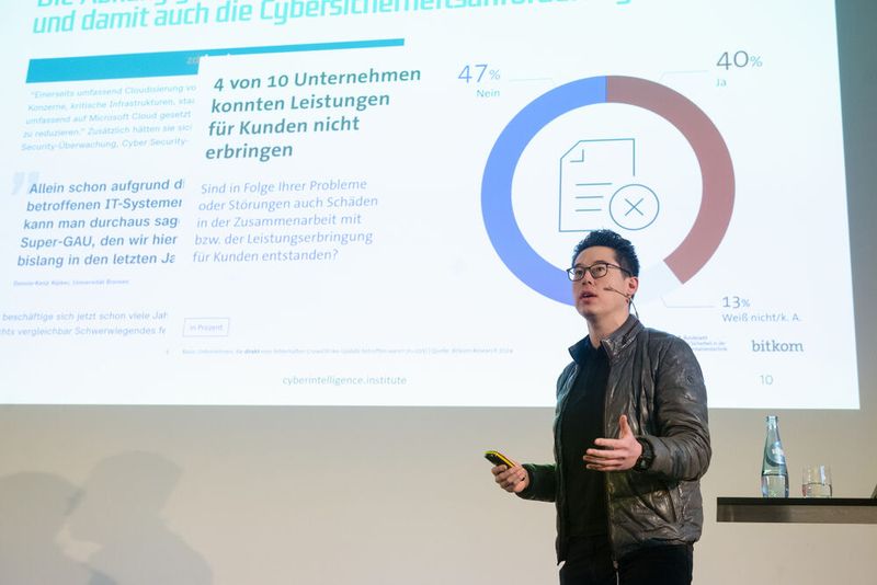 Prof. Dr. Dennis-Kenji Kipker ist Cybersicherheitsforscher beim cyberintelligence.institute. Er betonte die Notwendigkeit digitaler Souveränität für Deutschland und Europa: „Es kommt nicht darauf an, wo die Daten liegen, sondern wer die Daten verwaltet.“ (©univention)
