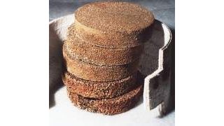 Der GAT-Filter besteht aus Keramikscheiben unterschiedlicher Porengröße, die von einer Mineralfasermatte umschlossen sind.  (Foto: Bartsch)