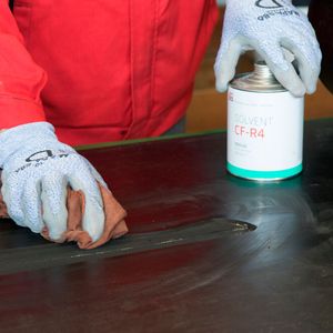 Für eine optimale Reparatur muss dabei zunächst der Gurtschaden gesäubert ...(Bild:  ralweb.de)