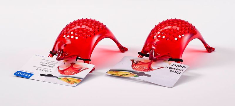 Und noch einmal erwischt es die Koziol ideas for friends GmbH aus Erbach: Links die Original-Käsereibe „Kasimir“, rechts das Plagiat, das über ein spanisches Warenhaus beziehungsweise Geschenkeläden mit Onlineshop vertrieben wurde.  (Aktion Plagiarius)