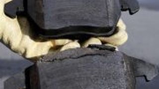 Der Bremsbelag eines Zubehörstellers (unten) und der Reibbelag von OEM-Lieferant Jurid/Bendix (oben). Nach absolviertem AMS-Bremstest löste sich der Klotz aufgrund von Überhitzung schlichtweg in seine Bestandteile auf – ein erhebliches Sicherheitsrisiko.  (Foto: Honeywell)