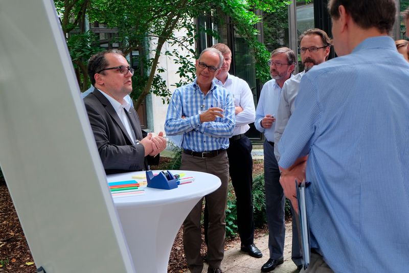 Moderiert von Dr. Frank Breitenbach (EDAG PS), wurde im Worldcafé 2 über die Frage debattiert: Ob bei industrie 4.0 womöglich mit Kanonen auf Spatzen geschossen wird und warum es häufig keine geeigneten technischen Lösungen für den Mittelstand gibt. (Bild: Schreier)