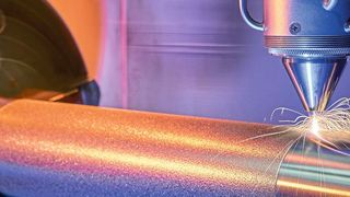 Eine Drehbank wird durch Integration von Laserstrahlquelle, EHLA-Bearbeitungskopf und Pulverzufuhrsystem zur extrem schnellen Anlage für das Laserauftragschweißen.  (Fraunhofer-ILT/Volker Lannert)