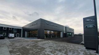Das Jaguar- und Land-Rover-Autohaus verfügt auch über eine Serviceannahme. Gewartet und repariert werden die Fahrzeuge aber woanders. (Mauritz/»kfz-betrieb«)