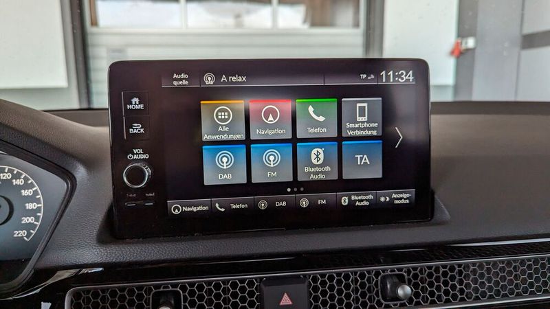Und wie unfassbar praktisch echte Tasten für „Home“ und „Zurück“ sowie ein Drehregler für die Lautstärke sind, das müsste den Touchscreen-Fanatikern bei anderen Autoherstellern mal jemand stecken. (Bild: Rosenow – VCG)