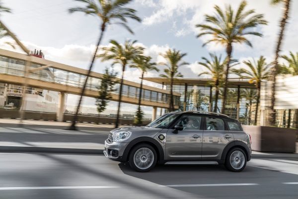 Der MINI Cooper S E Countryman ALL4 ist der erste Mini, bei dem ein Plug-in-Hybrid-Antrieb die Möglichkeit zu rein elektrischer und damit lokal emissionsfreier Mobilität eröffnet. (Mini)