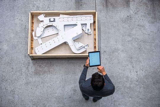 Omlox zeigt, wo das Produkt, die Ware, das Material sich gerade befindet und wohin es als nächstes unterwegs ist – in Echtzeit, hersteller­unabhängig und für den Mittelstand umsetzbar.(Bild:  Trumpf)