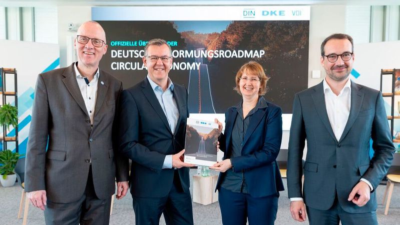Stellen die Normungsroadmap Circular Economy vor (v.l.n.r.): Dieter Westerkamp, VDI-Direktor und geschäftsführendes Präsidiumsmitglied (interim); Christoph Winterhalter, Vorsitzender des Vorstandes (CEO) von DIN; Christiane Rohleder, Staatssekretärin im BMUV; und Florian Spiteller, Bereichsleiter External Relations & Support bei der DKE. (Bild:  Stefan Zeitz)