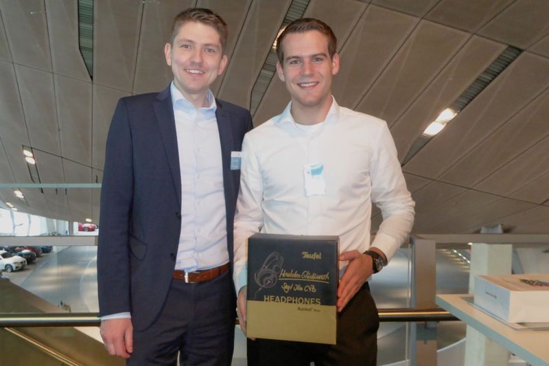 Jens Havelberg und Andrè Göllnitz (beide vfm-Gruppe) freuen sich über den gewonnenen Teufel-Kopfhörer. (Bild: C4B)