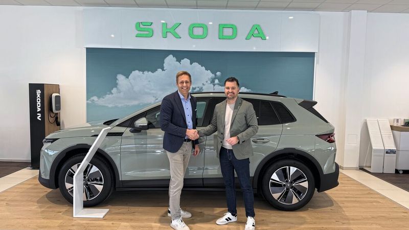 Sebastian Sauerbrunn, Geschäftsführer Geschäftsführer der Bodensee-Betriebe (Gohm+Graf Hardenberg GmbH, r.), übergibt den Betrieb per Handschlag an den neuen Niederlassungsleiter Paul Lohmeyer (l.). (Bild: Rainer M. Hohnhaus)